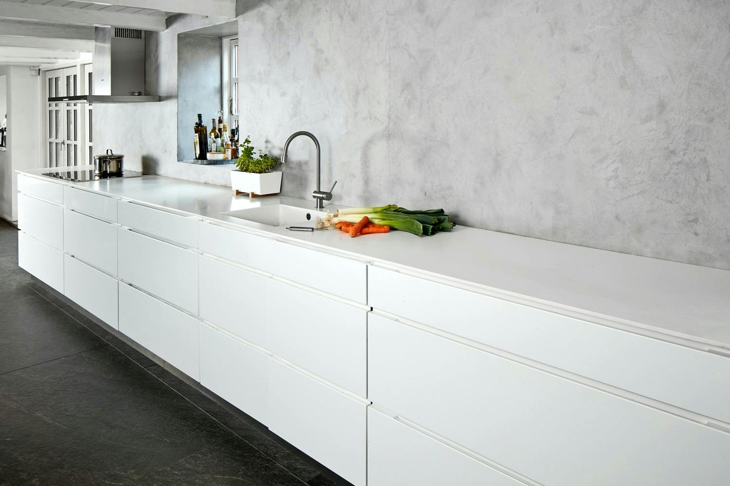 Familiekøkken med 5 m lang køkkenbordplade Familiekøkken med 5 m lang køkkenbordplade